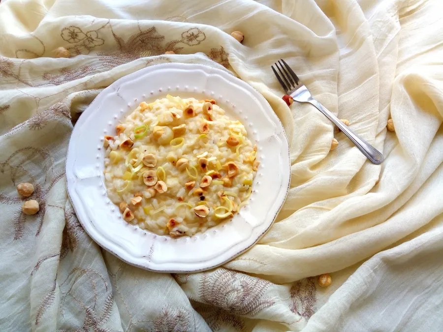 RISOTTO AI PORRI CON ROBIOLA E NOCCIOLE