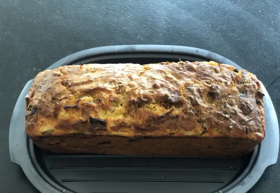 Cake aux poireaux, lardons, et emmental rapé